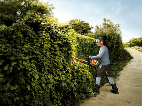 Кусторез бензиновый STIHL HS 82 T (75 см)  с поворотной рукояткой 42370112952 в Санкт-Петербурге