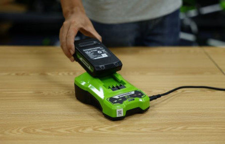 Быстрое зарядное устройство Greenworks  Арт. 2946407, 24V, 4А в Санкт-Петербурге