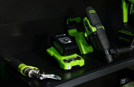 Быстрое зарядное устройство Greenworks  Арт. 2946407, 24V, 4А в Санкт-Петербурге