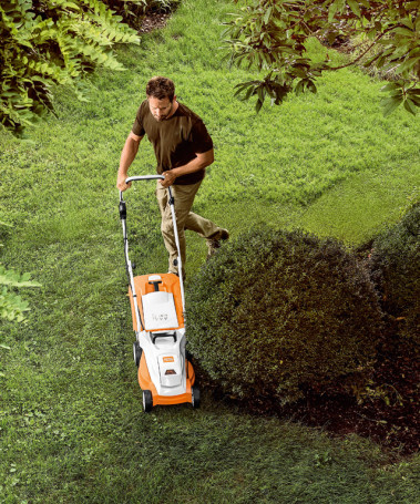 Аккумуляторная газонокосилка Stihl RMA 235 c AK 30 и AL 101 в Санкт-Петербурге